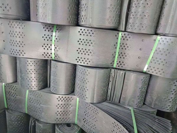土工格室?guī)齑?/></p><p><strong>產(chǎn)品介紹：</strong></p><p>土工格室施工/土工格室是目前國內(nèi)外較為流行的一種新型的高強(qiáng)度土工合成材料，它是由高強(qiáng)度的HDPE或PP共聚料寬帶，經(jīng)過焊接或鉚接而形成的一片網(wǎng)狀格室結(jié)構(gòu)。它伸縮自如，運(yùn)輸時(shí)可縮疊起來，使用時(shí)張開并又充填土石或混凝土料，構(gòu)成具有強(qiáng)大側(cè)向限制和大剛度的結(jié)構(gòu)體。它可用來做為墊層，處理軟弱地基增大地基的承載能力，也可鋪設(shè)在坡面上構(gòu)成坡面防護(hù)結(jié)構(gòu)，還可以用來建造支擋結(jié)構(gòu)等。</p><p><strong>產(chǎn)品優(yōu)勢：</strong></p><p>1、材質(zhì)輕、耐磨損，化學(xué)性能穩(wěn)定、耐光氧老化、耐酸堿，適用于不同土壤與沙漠等土質(zhì)條件。</p><p>2、較高的側(cè)向限制和防滑，防變形、有效的增強(qiáng)路基的承載能力和分散荷載作用。</p><p>3、改變土工格室高度、焊距等幾何尺寸可滿足不同的工程需要。</p><p>4、伸縮自如，運(yùn)輸體積??；聯(lián)接方便、施工速度快。</p><p><strong>產(chǎn)品用途：</strong></p><p>1、用于穩(wěn)固公路、鐵路路基。</p><p>2、用于承受載重力的堤防及淺水河道治理。</p><p>3、用于防止滑坡及受載重力的混合式擋墻。</p><p>4、在遇到軟地基時(shí)，采用土工格室可大大減輕施工勞動(dòng)強(qiáng)度，減少路基厚度施工速度快、性能好，大大的降低工程造價(jià)。</p><p><br/></p><div   id=